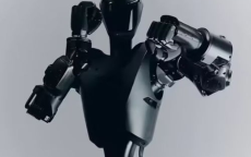 俄乌战场惊现神秘“持枪人形机器人”：未来战争新篇章？