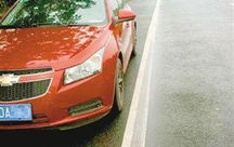 违规跟随警车行驶应急车道，车主被抓现行