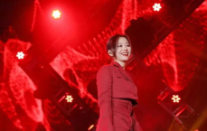 “周柏豪7年后香港开唱，惊喜见面会引粉丝狂欢”