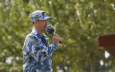 吴京演绎老兵旗袍：传承红色记忆，致敬英雄风采