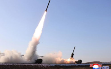 “金正恩观摩朝鲜大口径火箭炮试射，展现军事实力”