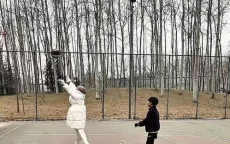 汪小菲携玥儿与奶奶北京春节游园记